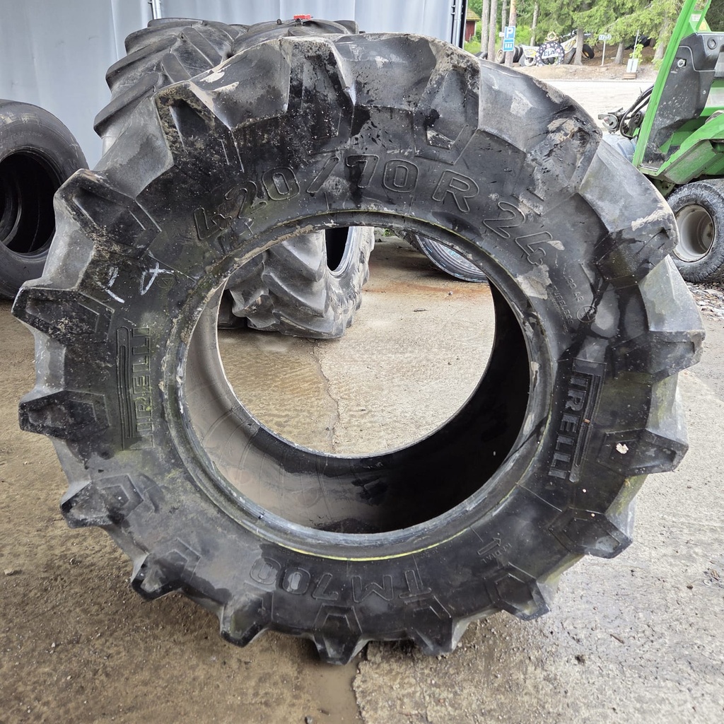 420/70R24 130A8/127B Pirelli TM700  Käytetty rengas DOT-02 13mm (Asennus sisärenkaalla)