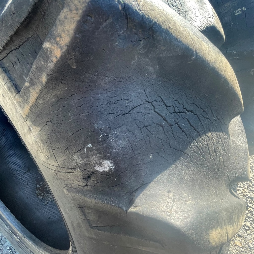 14.9-30 6PR Nokia Tractor Käytetty rengas 19mm (Vanteilta purettu ilmat sisällä, Vanhat, pykineet/halkeilleet) EI TAKUUTA