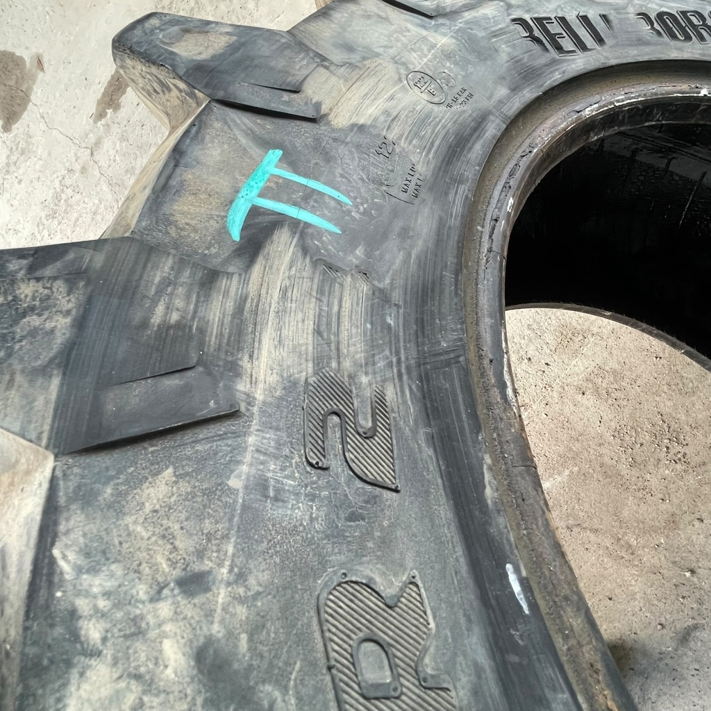 360/70R24 122A8 Trelleborg TM700  Käytetty rengas DOT-14  31mm (Asennus sisärenkaalla, Kyljessä hankauma jälkeä, Ei vaikuta käyttöön)