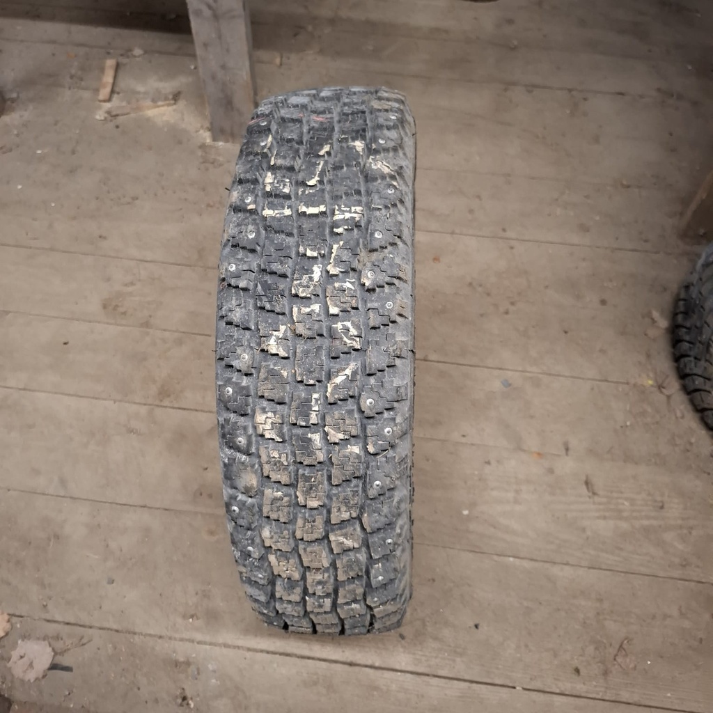 175/70R15 Pinnoitettu Käytetty nastarengas 8-10mm DOT-99