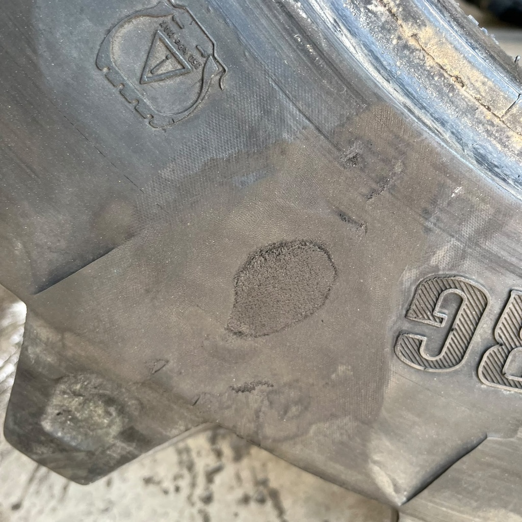360/70R24 122A8 Trelleborg TM700  Käytetty rengas DOT-14  31mm (Asennus sisärenkaalla, Kyljessä hankauma jälkeä, Ei vaikuta käyttöön)