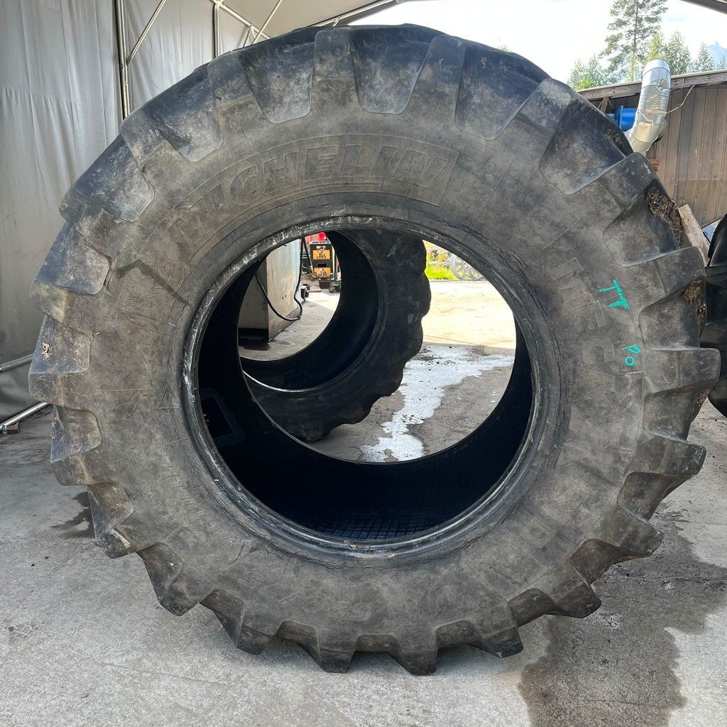 620/75R34 170A8 Michelin Mega X BIB Käytetty rengas 33mm DOT-04  (Paistokorjattu, Asennus sisärenkalla)