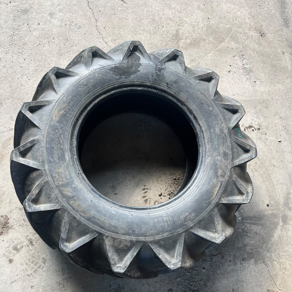 14.9-24 6PR Dunlop Traktor T32 Käytetty rengas 28mm DOT-02 (Paistokorjattu)