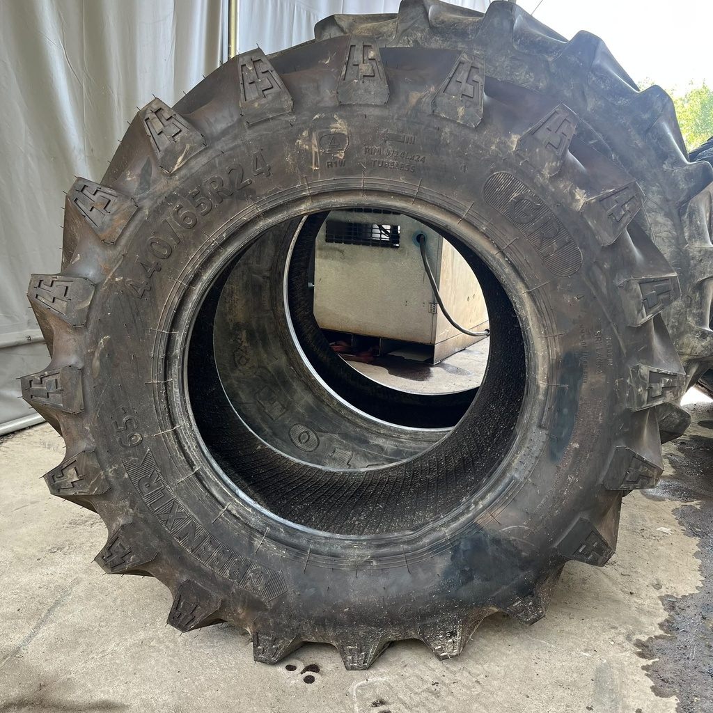 440/65R24 135D GRI Green XLR 65   Ajamaton rengas DOT-25 Tubeless (Kuljetus vaurio viilto kyljessä joka korjattu)