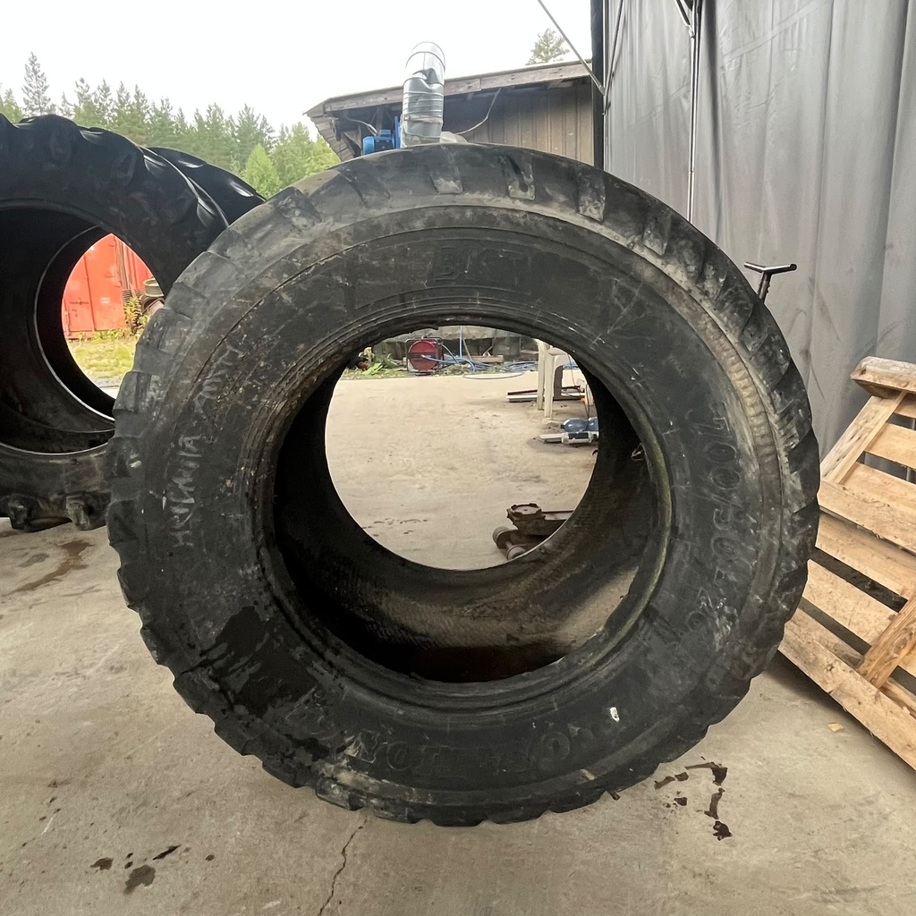 700/50-26.5 16PR BKT Flotation 648 Käytetty perävaunun rengas 19mm DOT-02 (Asennus sisärenkaalla)
