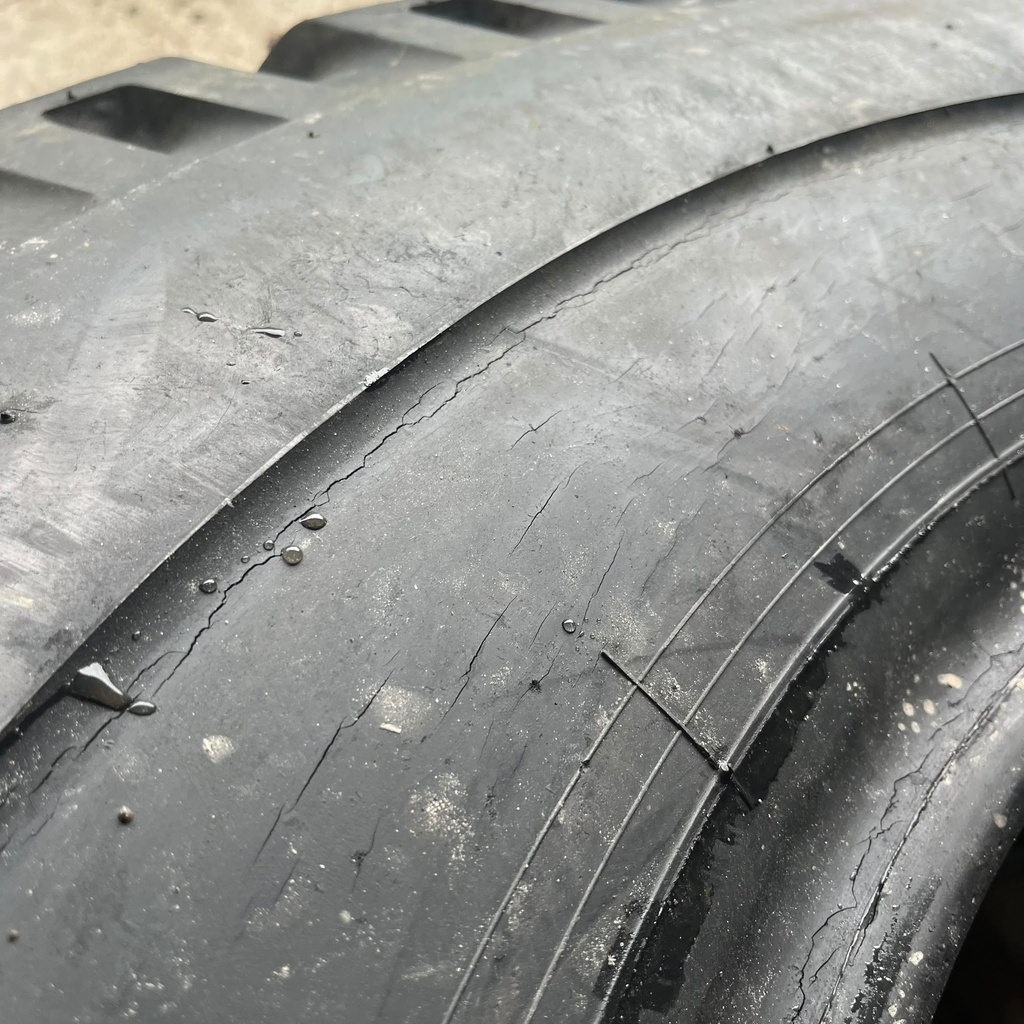 13.00-24 EM 18PR Dunlop  Käytetty työkoneen rengas 22mm (Vanha, Kuivumaa)