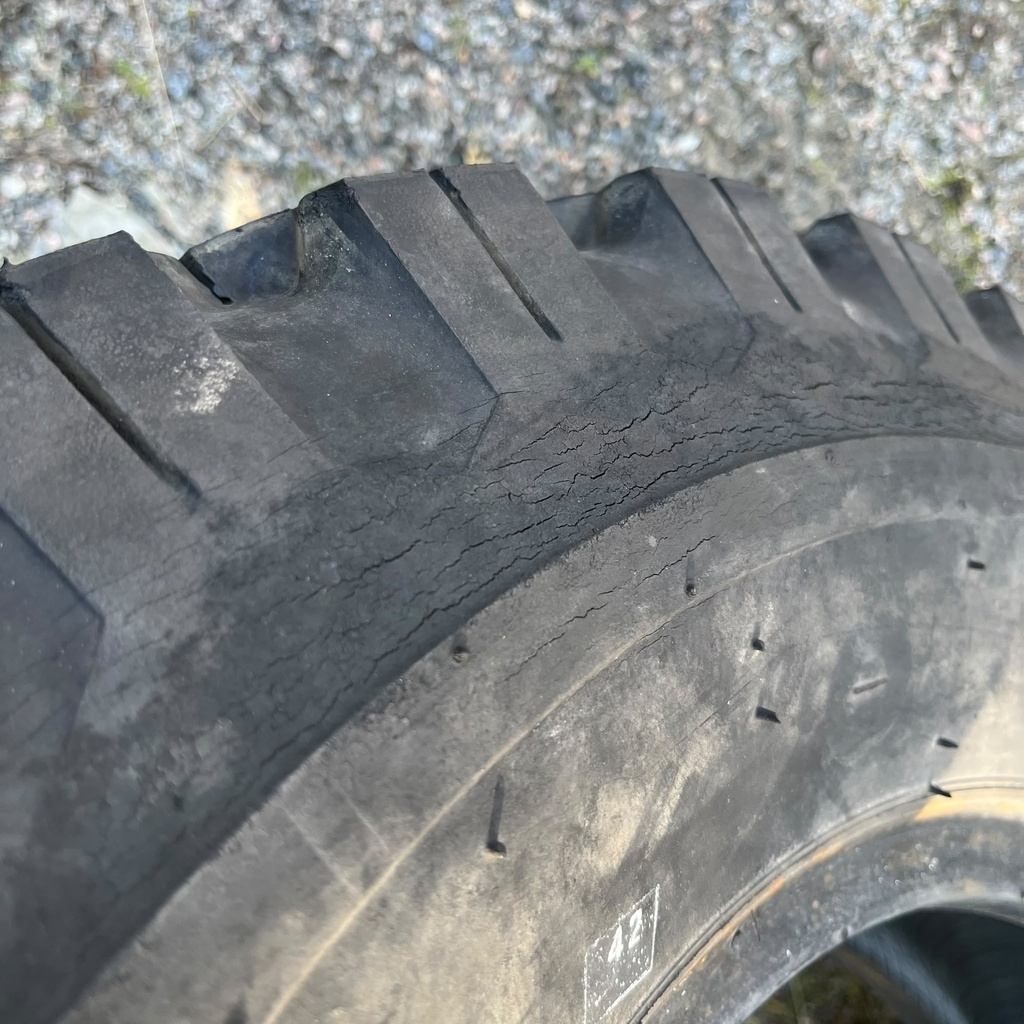 7.50-16 6PR FireStone Town & Country Käytetty KA-rengas Veto 12mm (Renkaassa kuivumaa, Vanha)