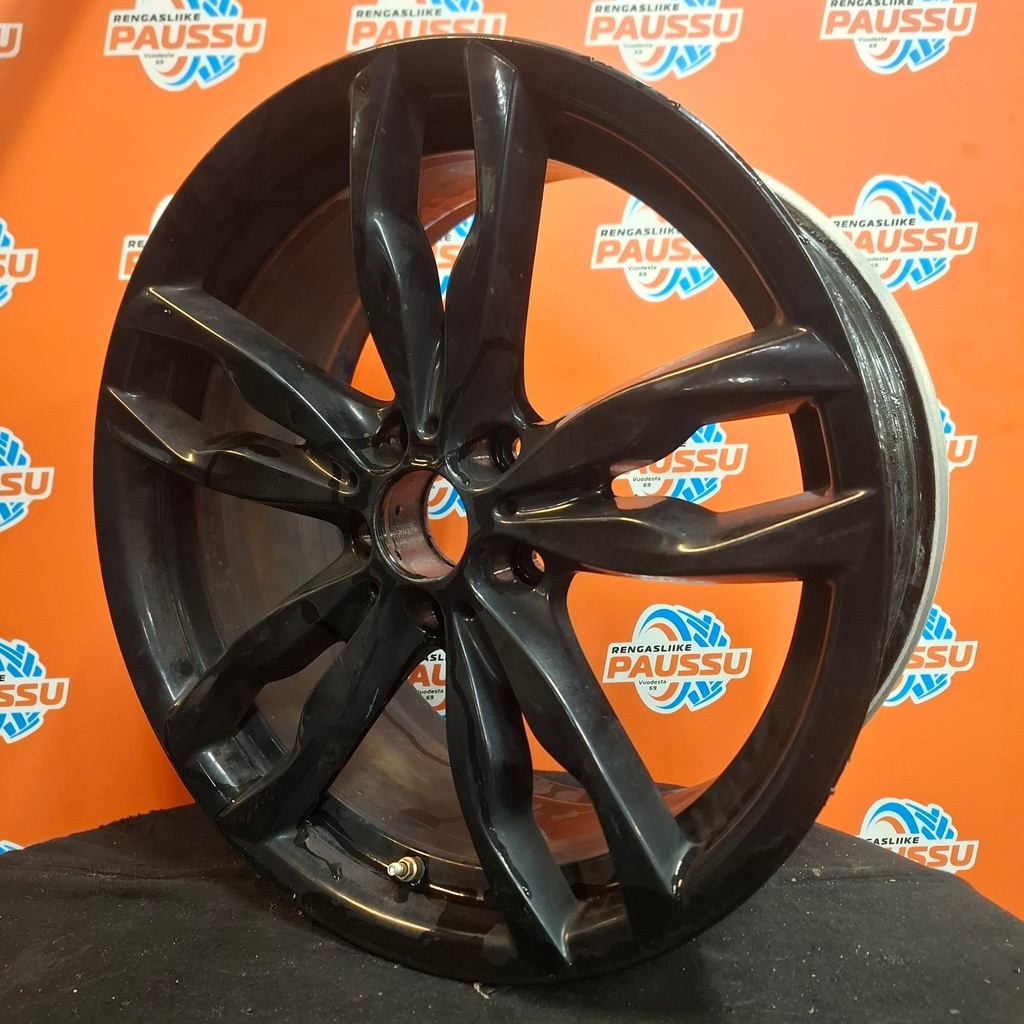 Käytetty BMW M Double Spoke 434 vannesarja 5x120 ET33 8,5x20" ja ET44 9x20" KR72,6 (vanteet pulveri maalattu mustaksi)