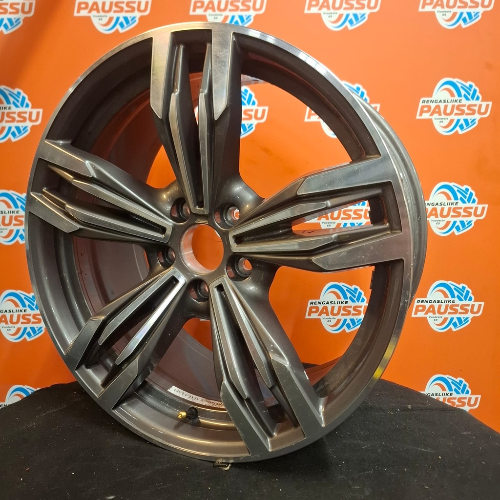 Käytetty WSP Italy M6 Style 433M vannesarja 5x120 ET33 8,5x20" ja ET44 9x20" KR72,6