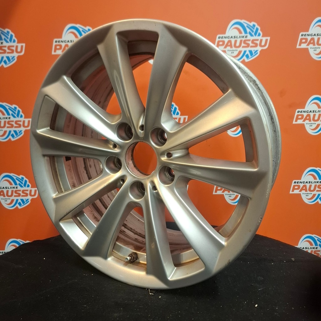 Käytetty BMW V-Spoke 236 vannesarja 5x120 ET30 KR72,6 8x17"