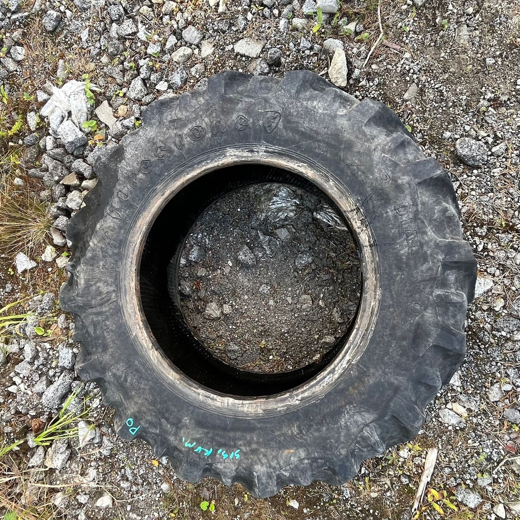 360/80R24 (13.6R24) 121A8 FireStone Radial 700 Käytetty rengas 20mm (Vanha, Asennus sisärenkaalla)