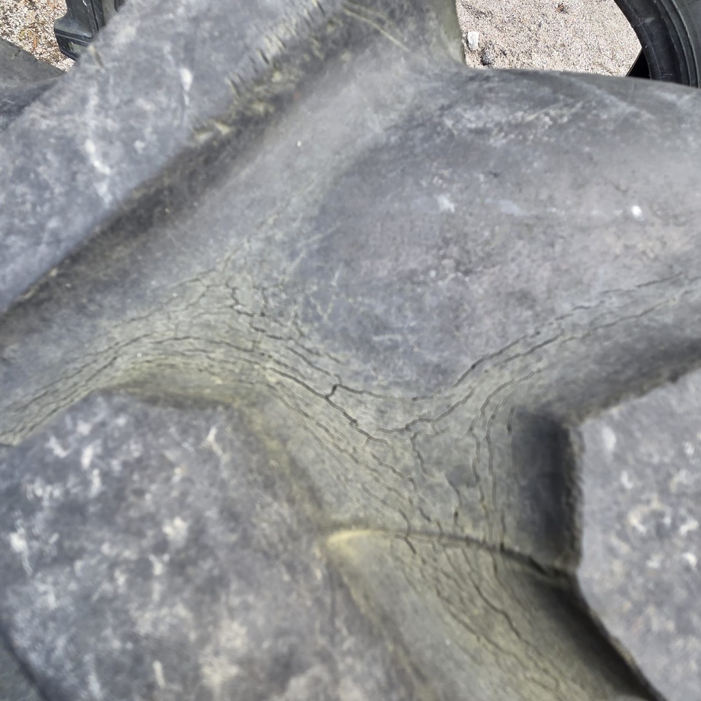 320/85R24 (12.4R24) 119A8 Barum TZR2 Käytetty rengas 15mm DOT-98 (Kuivumaa)