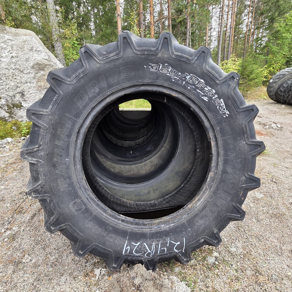 320/85R24 (12.4R24) 122A8 Mitas RD-01 Radial Drive Käytetty rengas Sileä DOT-10 (Kuivumaa, Asennus sisärenkaalla)