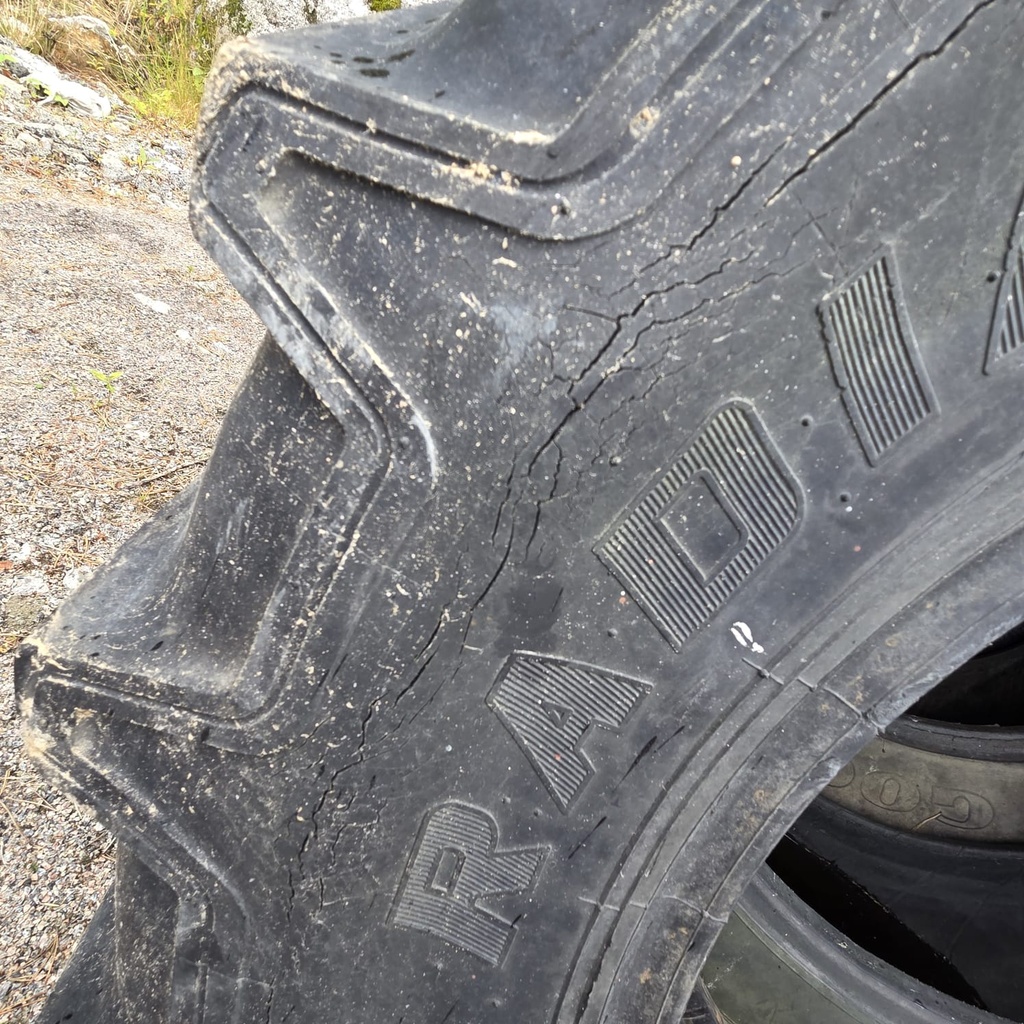 320/85R24 (12.4R24) 122A8 Mitas RD-01 Radial Drive Käytetty rengas Sileä DOT-10 (Kuivumaa, Asennus sisärenkaalla)