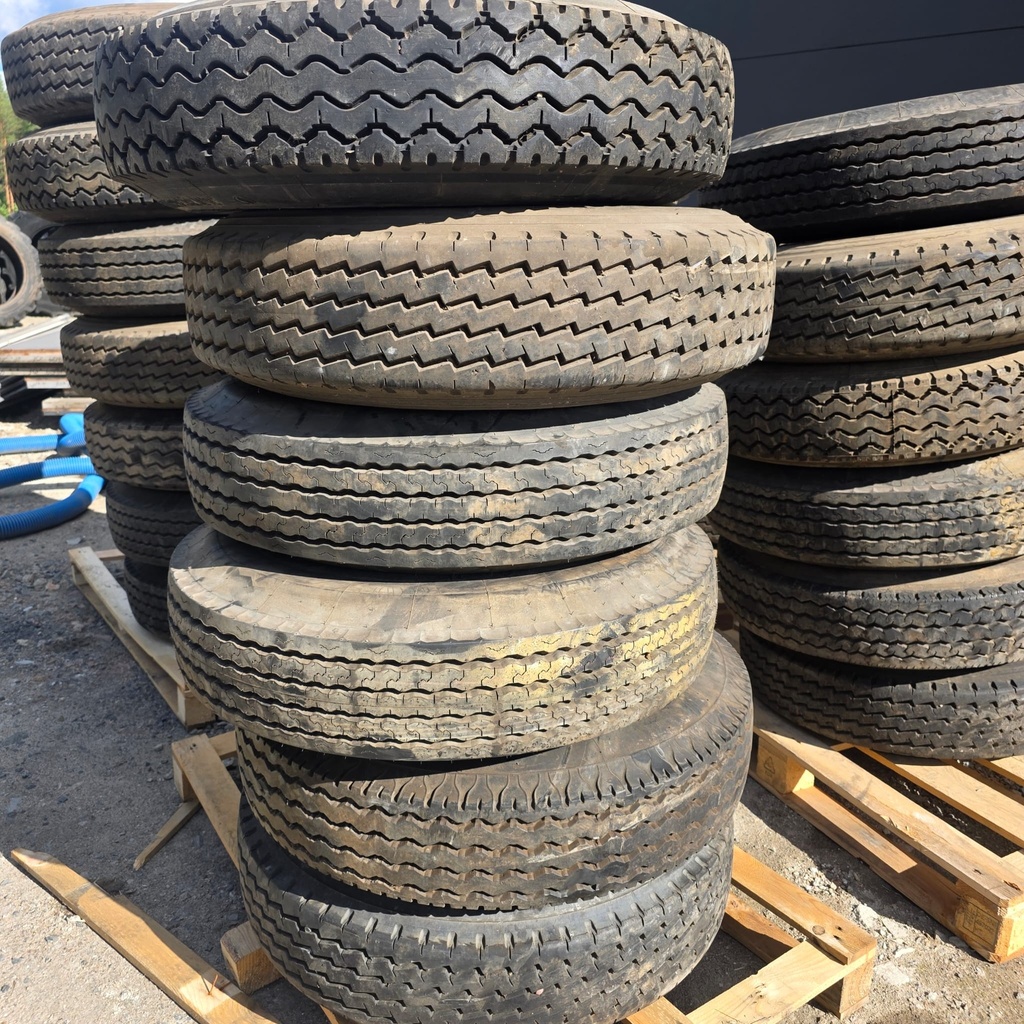 8.25R16 14pr ARMEIJAN VANHOJA RENKAITA VANTEELLA Pulttijako: 6x205 Keskireikä: 161mm  Offset: 0 (Merkkirenkaita, lähes ajamattomia, Vaha DOT)