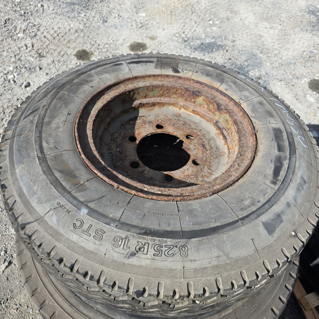 8.25R16 14pr ARMEIJAN VANHOJA RENKAITA VANTEELLA Pulttijako: 6x205 Keskireikä: 161mm  Offset: 0 (Merkkirenkaita, lähes ajamattomia, Vaha DOT)