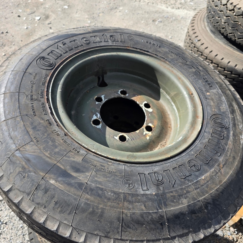 8.25R16 14pr ARMEIJAN VANHOJA RENKAITA VANTEELLA Pulttijako: 6x205 Keskireikä: 161mm  Offset: 0 (Merkkirenkaita, lähes ajamattomia, Vaha DOT)