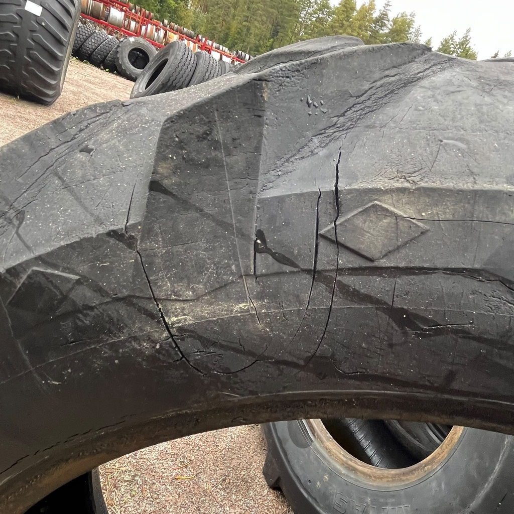 9.5-24 10PR GoodYear Sure Grip Tractor Käytetty rengas  5mm (Vanha, Halkeilua, kulunut epätasaisesti) EI TAKUUTA