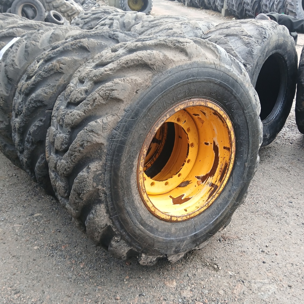 600/55-26.5 20 165A8/172A2 Nokian Tyres Forest King F2 SF TT Käytetty 30mm Vanteella jako: 425x12 kr: 371mm takamitta: 250mm
