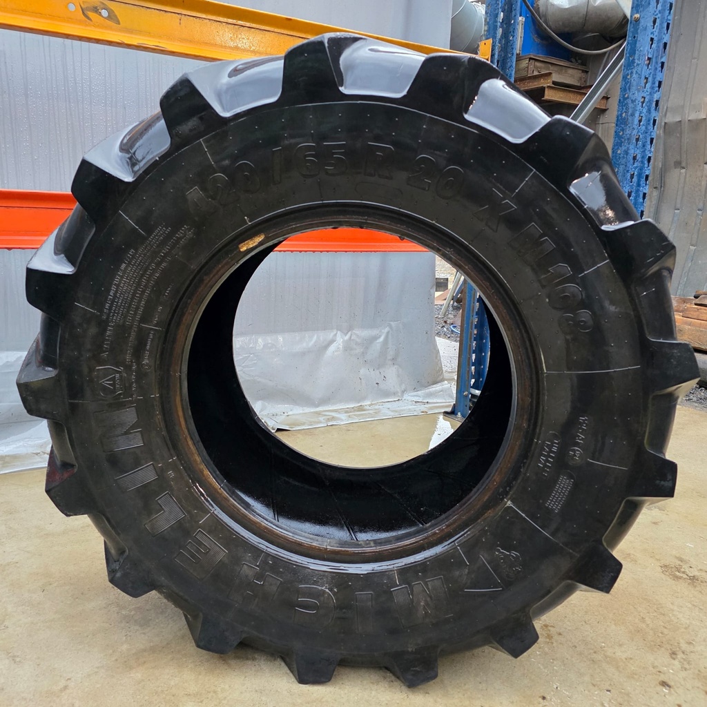 420/65R20 125A8 Michelin XM108 Käytetty rengas 5/10mm (Kulunut toispuoleiseksi) (Vaatii sisärenkaan)