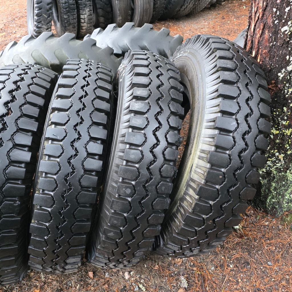 10.00-20 14pr Pneumant L28 Käytetty KA-rengas trailer  Pintaa: 15mm (vanha pientä kuivumaa))