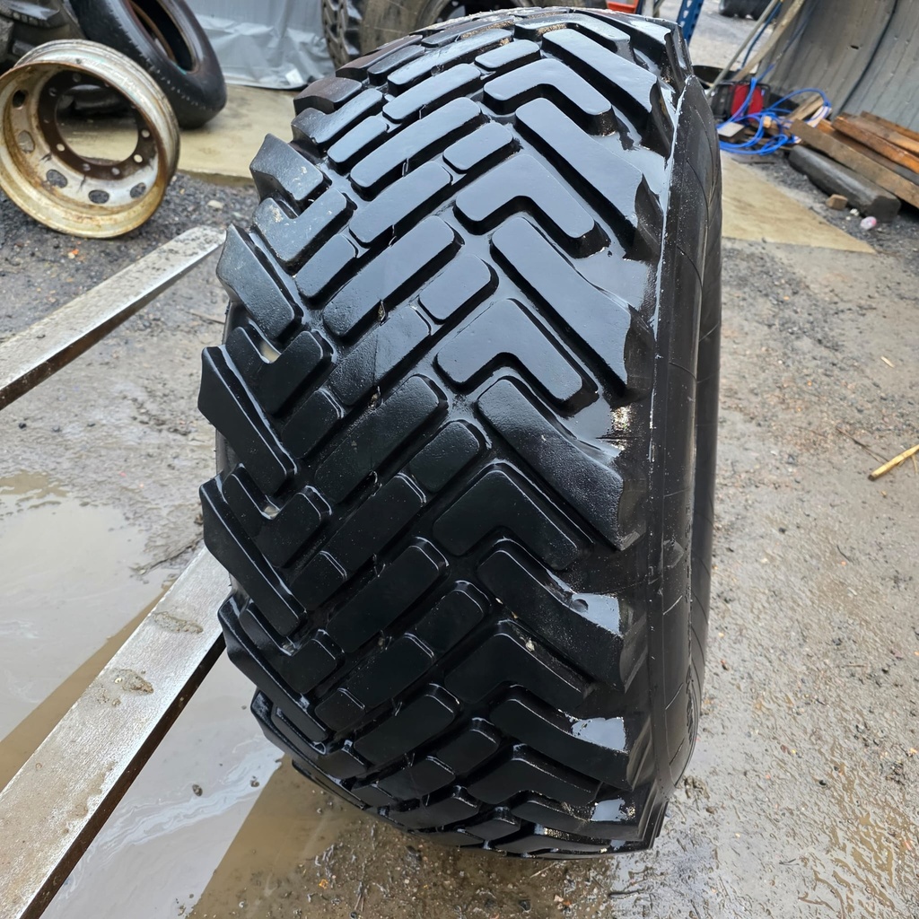 22.0/70-20 Käytetty perävaunun rengas vanteineen PJ: 10x335 KR: 221