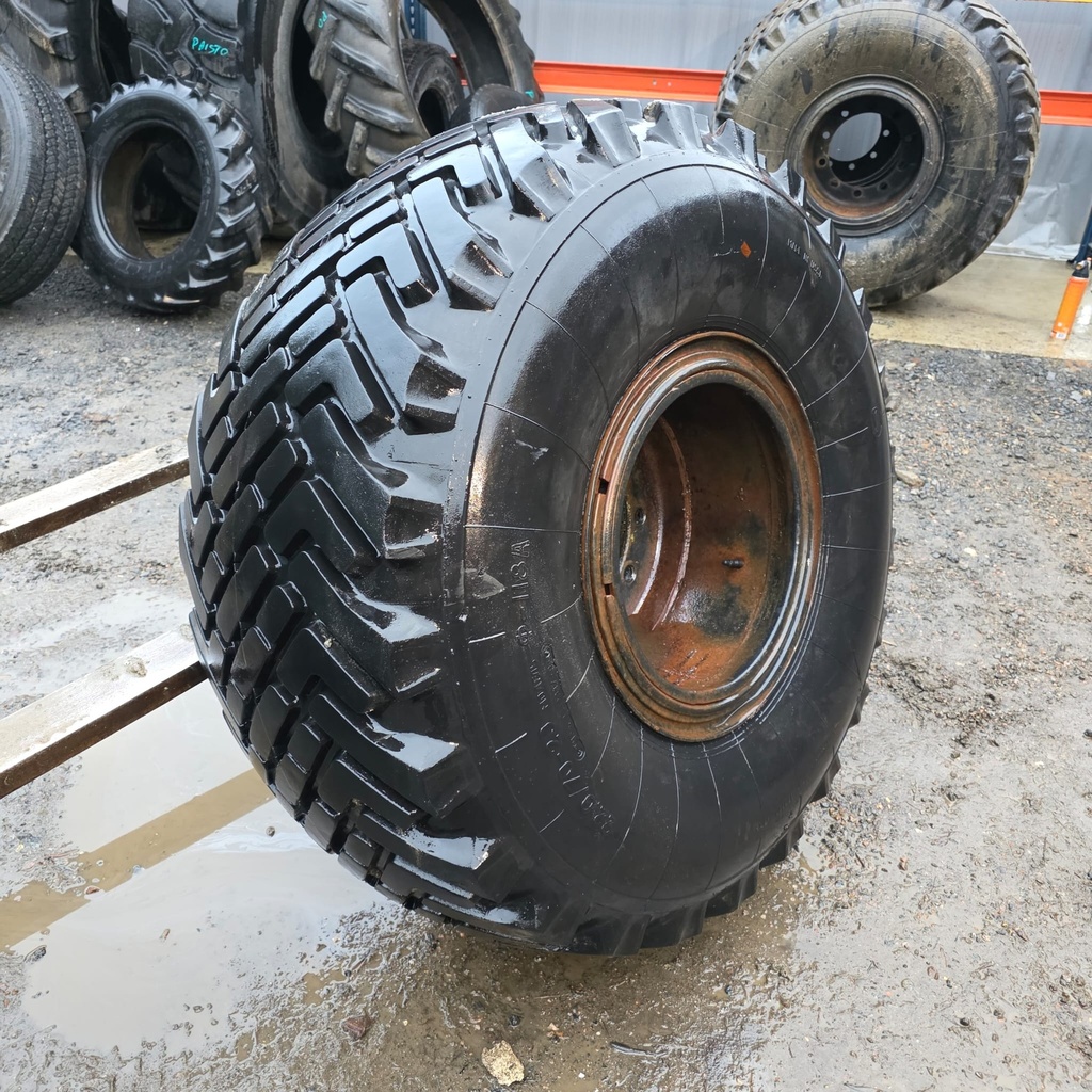 22.0/70-20 Käytetty perävaunun rengas vanteineen PJ: 10x335 KR: 221