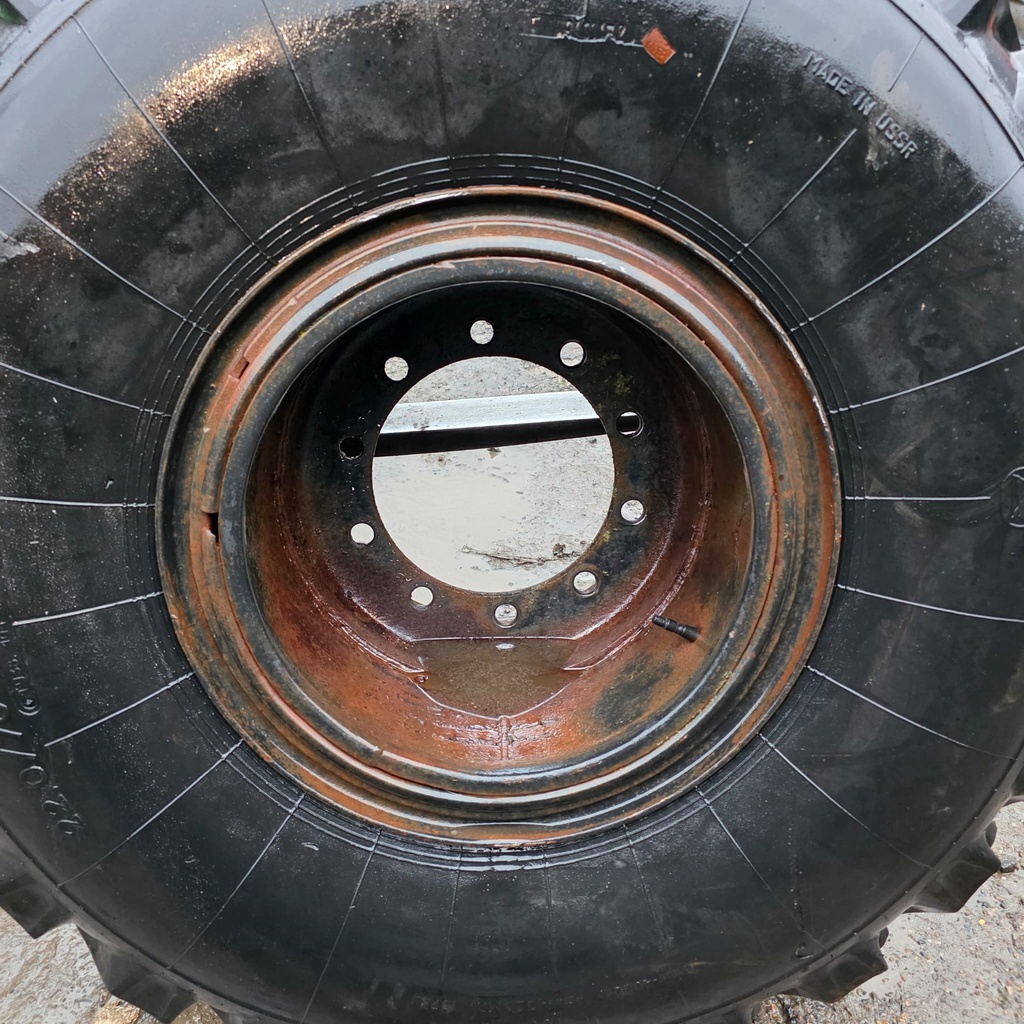 22.0/70-20 Käytetty perävaunun rengas vanteineen PJ: 10x335 KR: 221