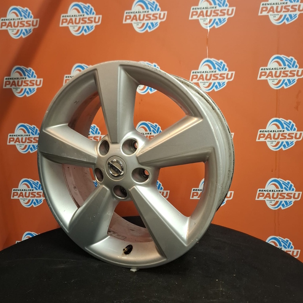 Käytetty Nissan vannesarja 5x114,3 ET 40 KR 66,1 6,5x17"