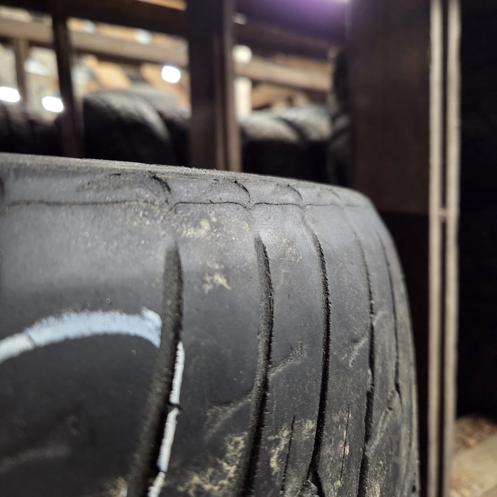 285/35R22 102W Hankook Ventus ST Käytetty kesärengas 3,5-4,5mm DOT-09 (toisesta renkaasta laidat kuluneet)