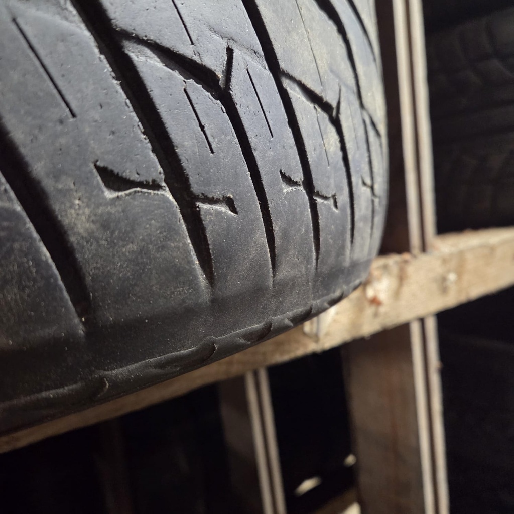 285/35R22 102W Hankook Ventus ST Käytetty kesärengas 3,5-4,5mm DOT-09 (toisesta renkaasta laidat kuluneet)
