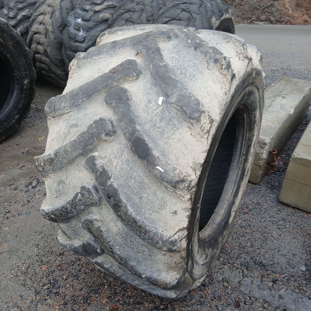 710/45-26.5 24 173A8/180A2 Nokian Tyres Forest King TRS 2 SF TT Käytetty 30mm