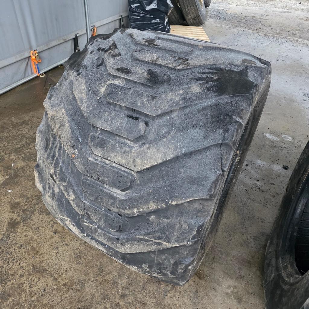 710/40R22.5 161D/172A8 BKT FL 639 Käytetty perävaunun rengas 13mm DOT-18 (Rengas on laitakulunut)