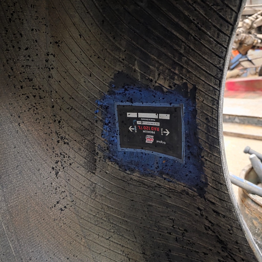 340/85R24 (13.6R24) 13.6R24 121A8 Goodyear super traction Käytetty rengas 26mm DOT-00 (Vaatii sisärenkaan)