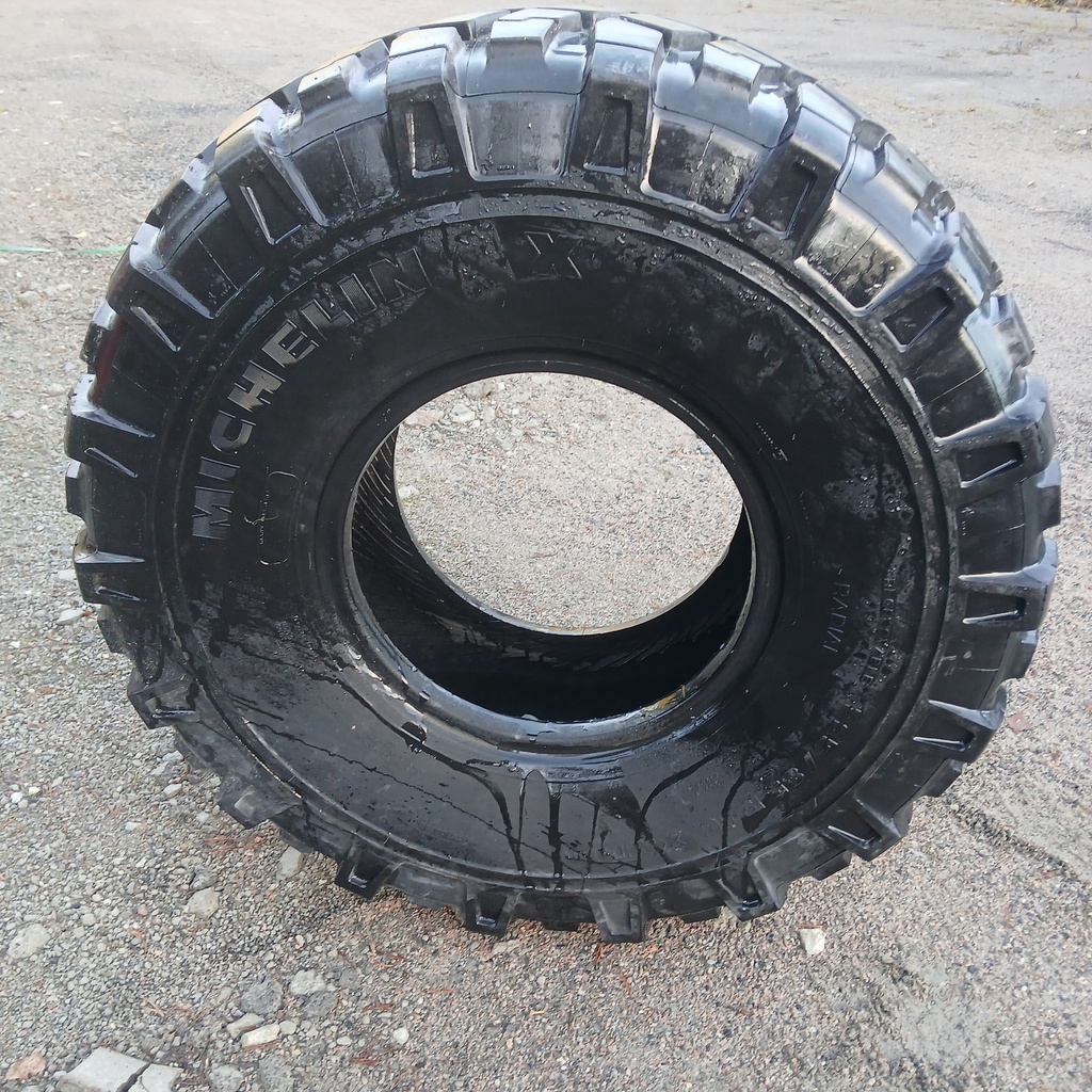 325/85R16 137J MICHELIN XML Käytetty pintaa ~15mm