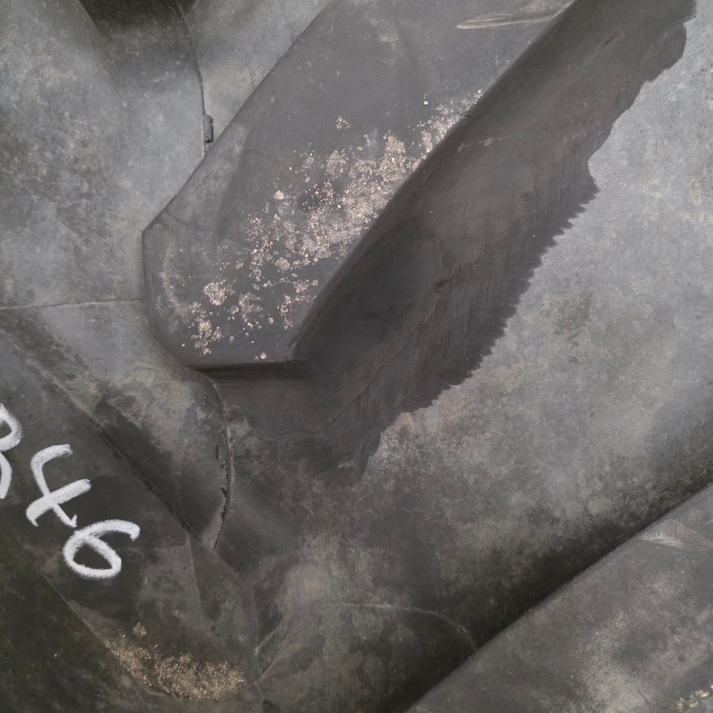 620/70R46 162A8/162B TL Michelin XM28 Käytetty rengas 30mm DOT-12 (Toinen laita kulunut enemmän) (Korjattu)