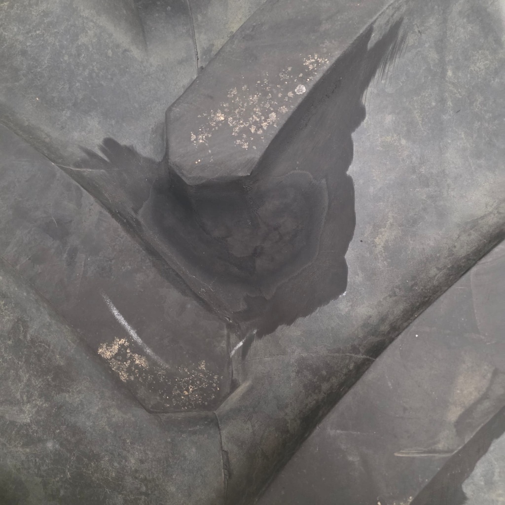 620/70R46 162A8/162B TL Michelin XM28 Käytetty rengas 30mm DOT-12 (Toinen laita kulunut enemmän) (Korjattu)