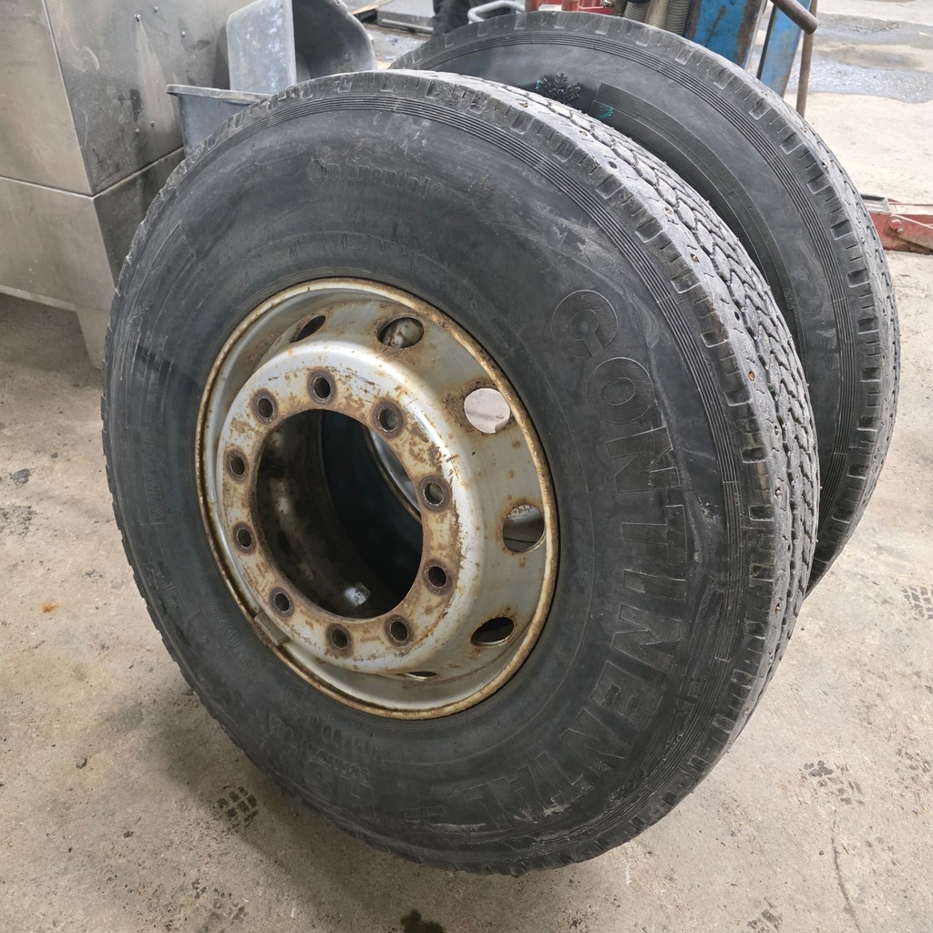 315/80R22.5 154/150M Continental HSW Scandinavian nastoilla Käytetty KA-rengas Trailer 13mm DOT-01 (Kuivumaa / halkeilua) sis vanteen 10 pultti Eurojako