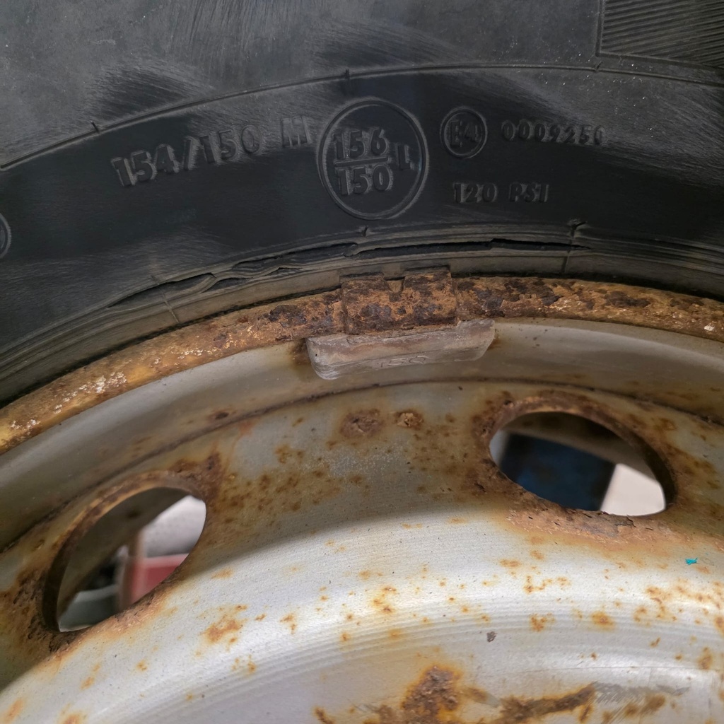 315/80R22.5 154/150M Continental HSW Scandinavian nastoilla Käytetty KA-rengas Trailer 13mm DOT-01 (Kuivumaa / halkeilua) sis vanteen 10 pultti Eurojako