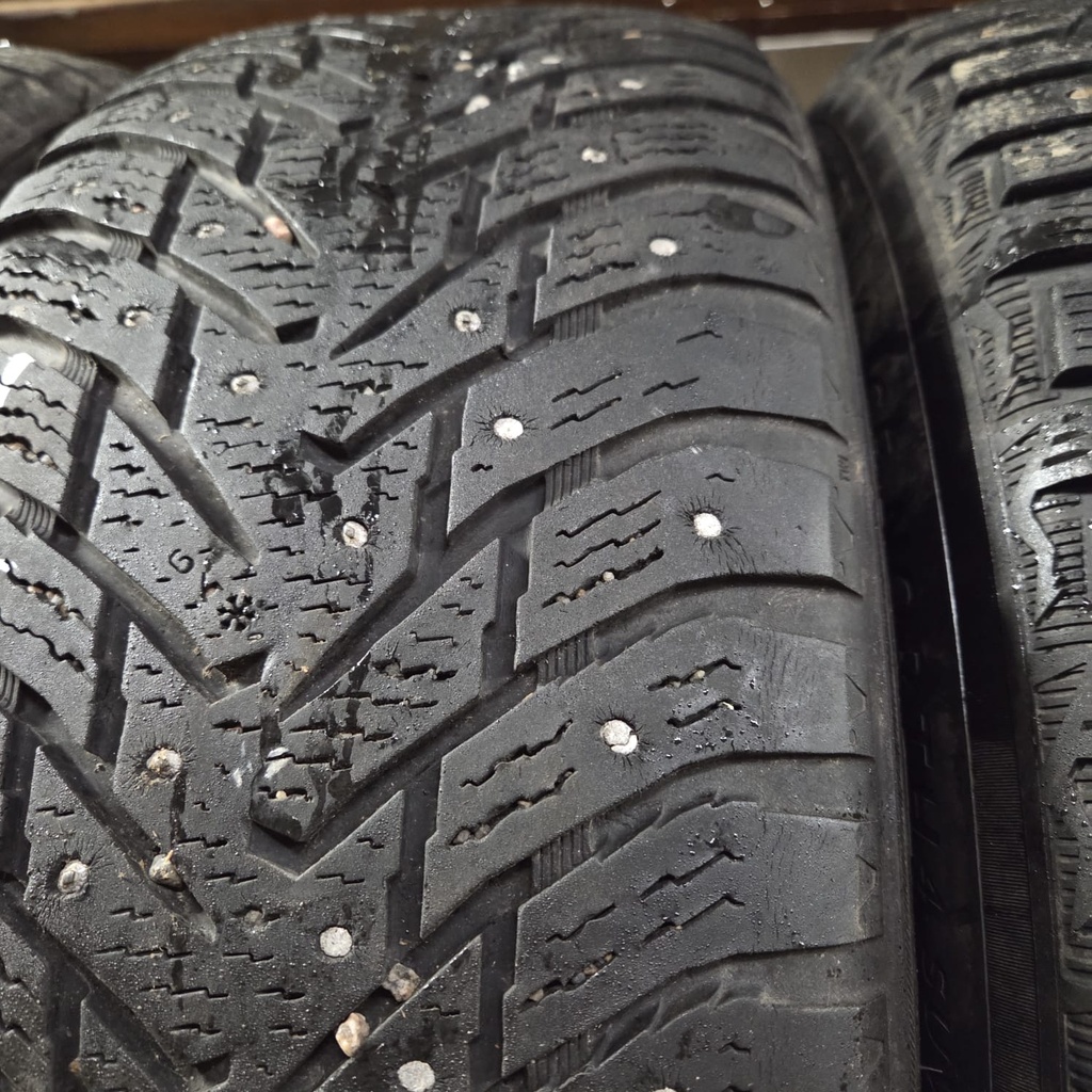235/60R18 107T XL Nokian Hakkapeliitta 8 SUV Käytetty nastarengas 6,5mm DOT-15 (nastoja poikki)