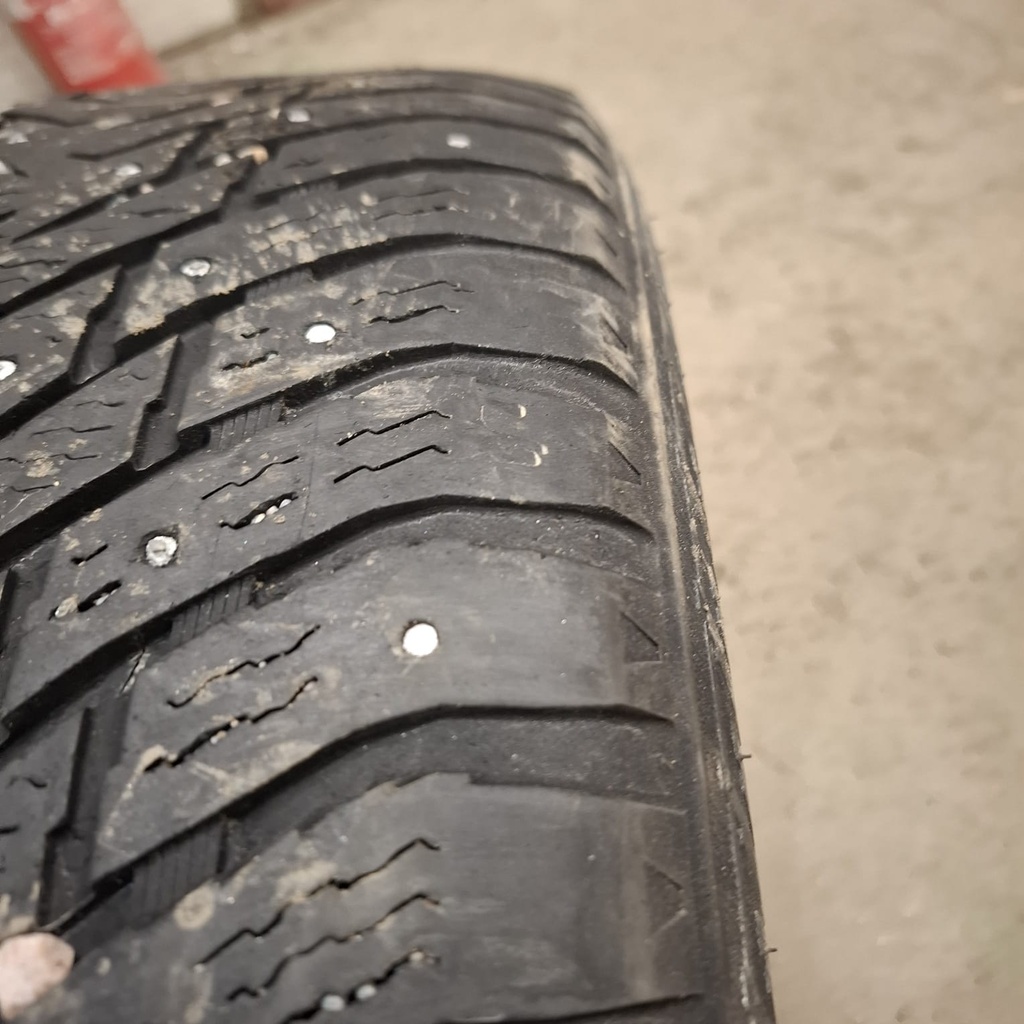 265/50R20 111T XL Nokian Hakkapeliitta 8 SUV Käytetty nastarengas 6-8mm DOT-15 (yksi rengas laitakulunut ja yhdestä puuttuu nastoja)