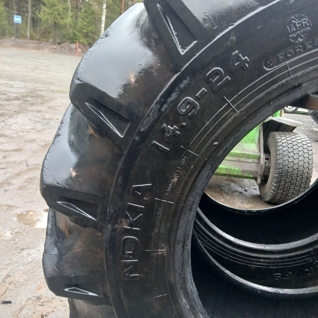 14.9-24 14pr Nokian Forest Käytetty DOT-01 ~15mm Pientä kuivumaa