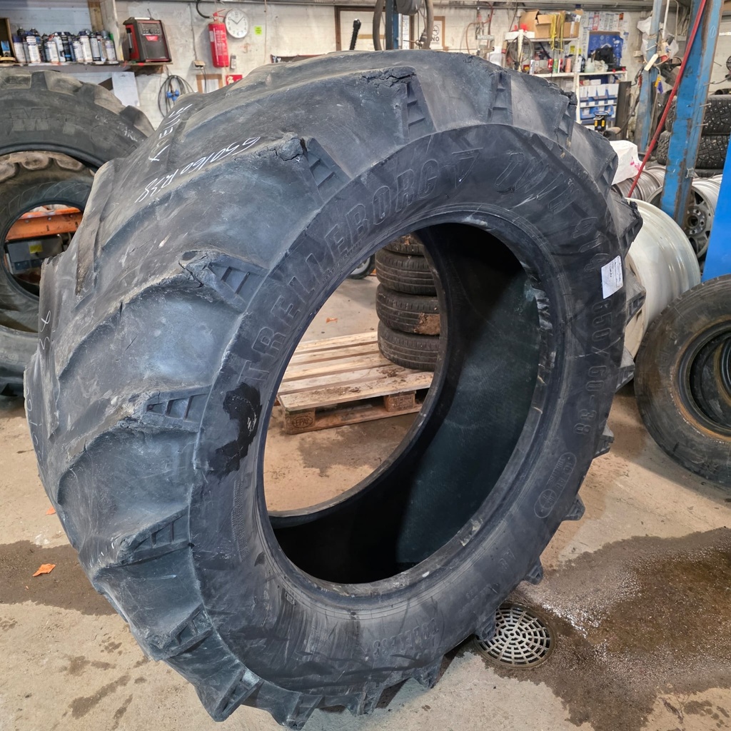 650/60-38 161A8/157B Trelleborg Twin 414 Käytetty rengas 10mm DOT-03 (Korjattu)