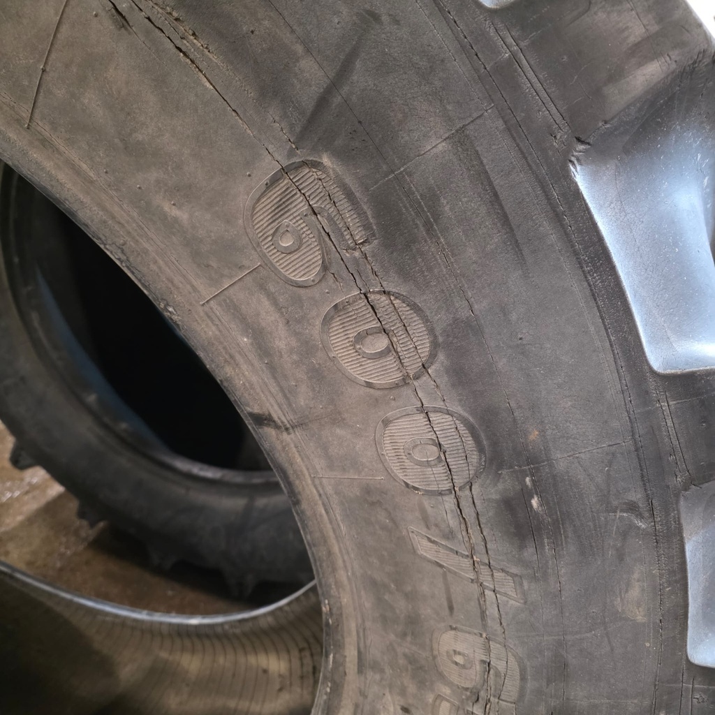 600/65R38 147 Michelin XM108 Käytetty rengas 22mm (Kyljessä viilto jälki ympäri asti, Vaatii sisärenkaan)