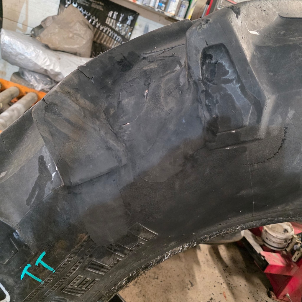 600/65R38 153A8 Trelleborg TM800 Käytetty rengas 35mm DOT-03 (Levike renkaaksi, Paisto korjattu, Asennus sisärenkaalla)