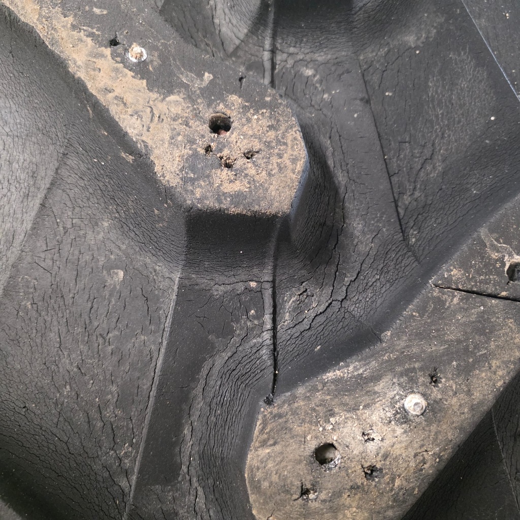 460/85R34 147A8 (18.4R34) Trelleborg TM600  Käytetty rengas 35mm DOT-10 (Asennus sisärenkaalla, Kuivumaa rungossa, Hyvät nastat)