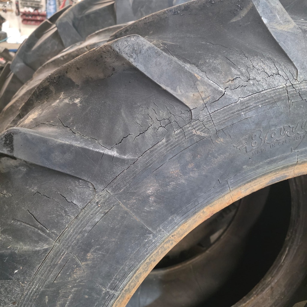 16.9-34 8pr Barum Käytetty rengas 2cm toinen kuluneempi ~1cm (Pykimää, Asennus sisärenkaalla, Vanhat))