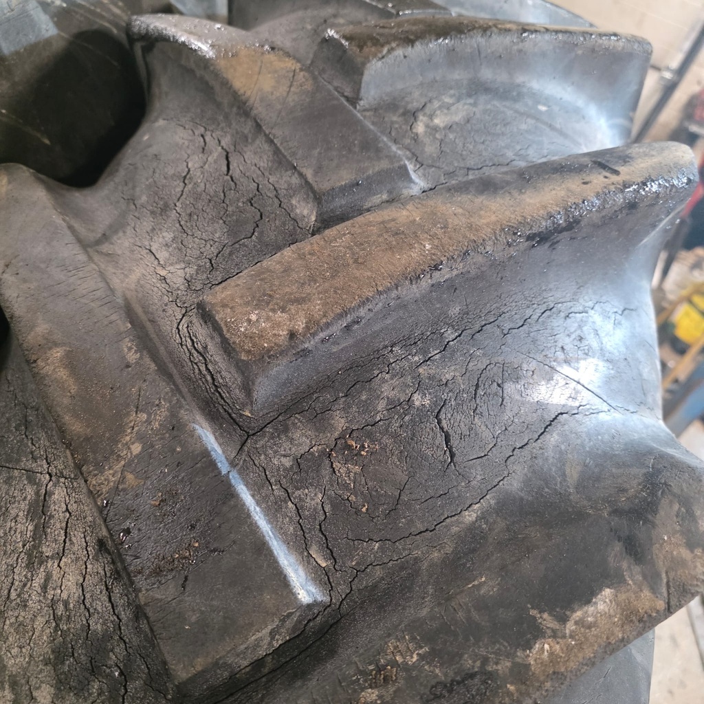 16.9-34 8pr Barum Käytetty rengas 2cm toinen kuluneempi ~1cm (Pykimää, Asennus sisärenkaalla, Vanhat))