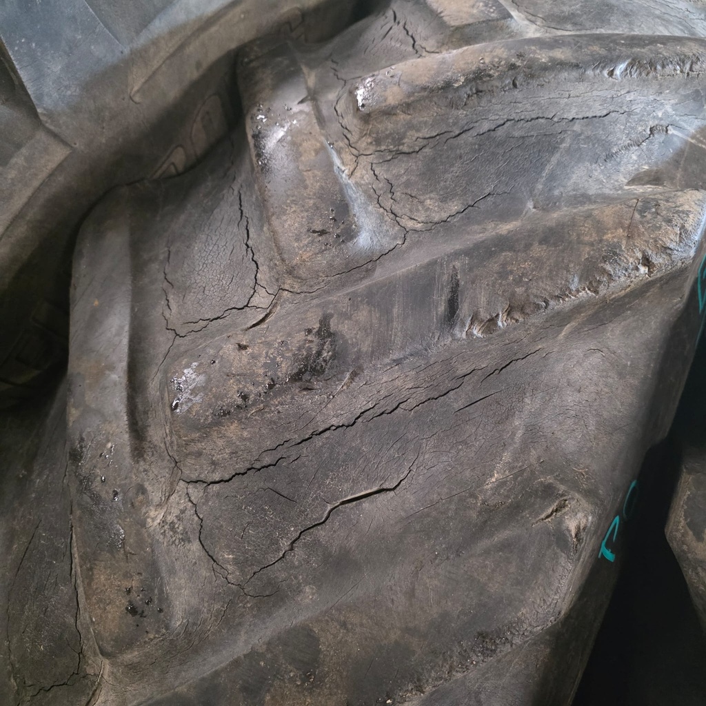 16.9-34 8pr Barum Käytetty rengas 2cm toinen kuluneempi ~1cm (Pykimää, Asennus sisärenkaalla, Vanhat))