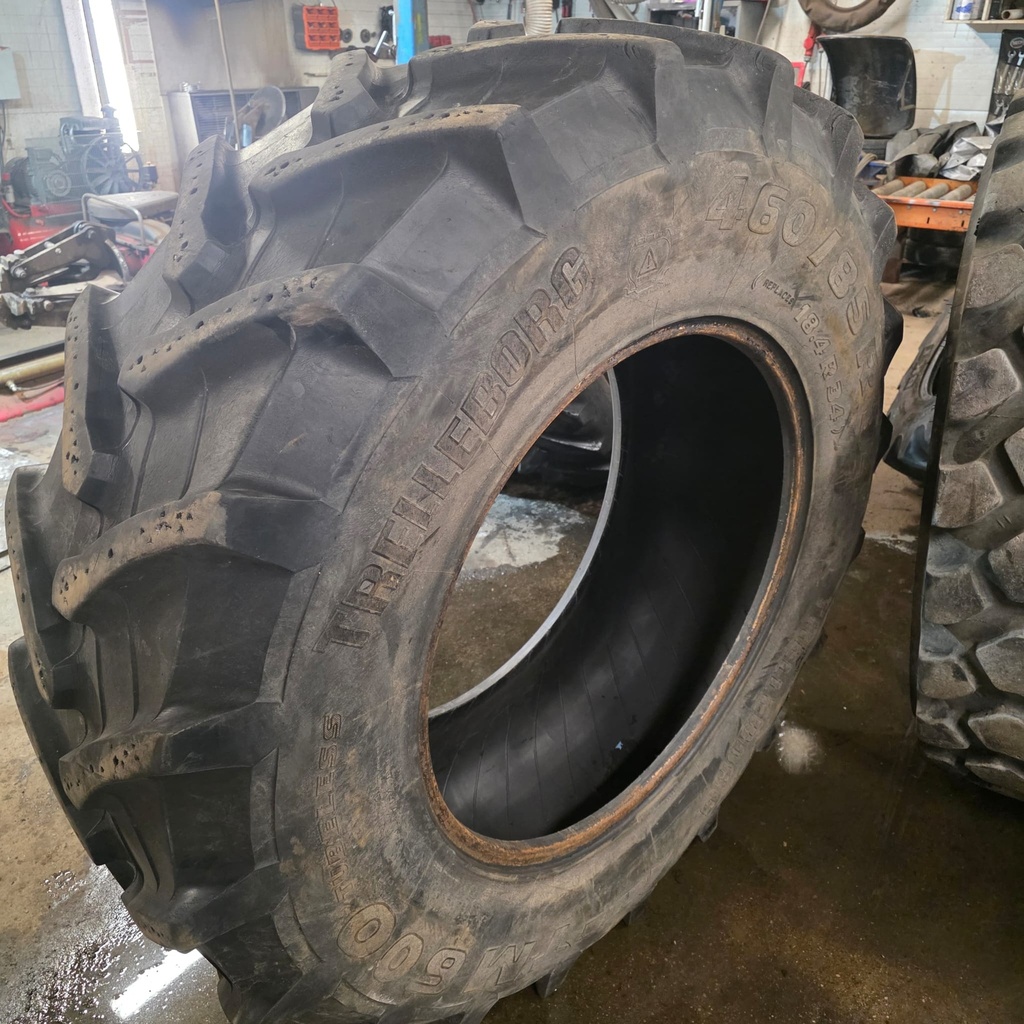 460/85R34 147A8 (18.4R34) Trelleborg TM600  Käytetty rengas 35mm DOT-10 (Asennus sisärenkaalla, Kuivumaa rungossa, Hyvät nastat)